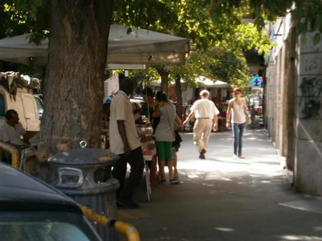 Il delirio delle bancarelle in zona Marconi. Ma chi è che viene seriamente a fare compere e shopping in strade ridotte come manco a Bagdad?