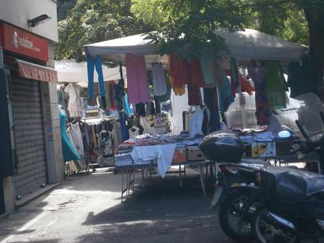 Il delirio delle bancarelle in zona Marconi. Ma chi è che viene seriamente a fare compere e shopping in strade ridotte come manco a Bagdad?