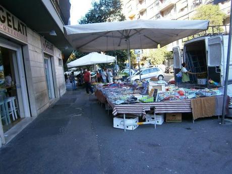 Il delirio delle bancarelle in zona Marconi. Ma chi è che viene seriamente a fare compere e shopping in strade ridotte come manco a Bagdad?