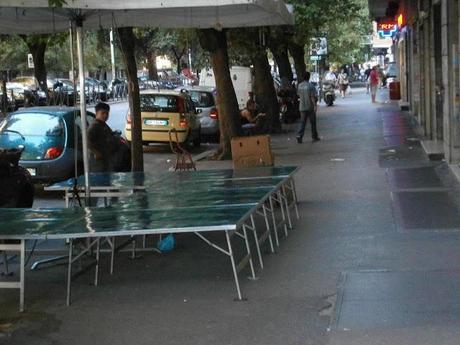 Il delirio delle bancarelle in zona Marconi. Ma chi è che viene seriamente a fare compere e shopping in strade ridotte come manco a Bagdad?