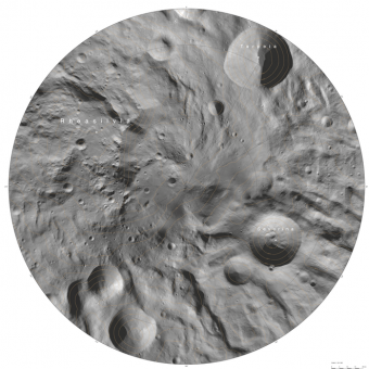L'immagine del cratere Rheasilvia nell'atlante di Vesta (DLR)