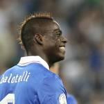 Mario Balotelli e Fanny Neguesha, che amore: baci dal campo