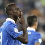 Mario Balotelli e Fanny Neguesha, che amore: baci dal campo