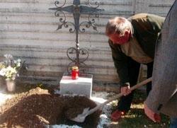 Funerale con sconto  se la fossa la scavano i parenti!