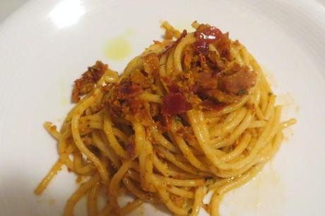 spaghettoni con pesto rosso e briciolata allo speck