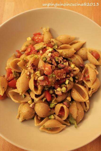 Pasta con pomodorini, pesto e pistacchi