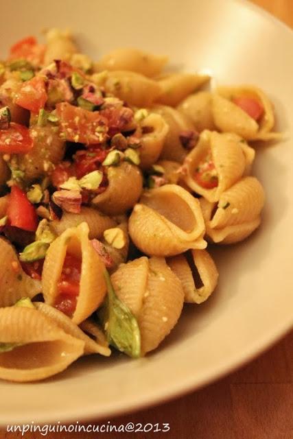 Pasta con pomodorini, pesto e pistacchi