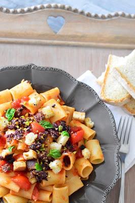 PASTA con CROCCANTE di PANE e FRUTTA SECCA