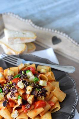 PASTA con CROCCANTE di PANE e FRUTTA SECCA