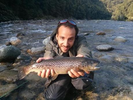 Jacopo con una fario 47 cm presa a spining nel Sesia