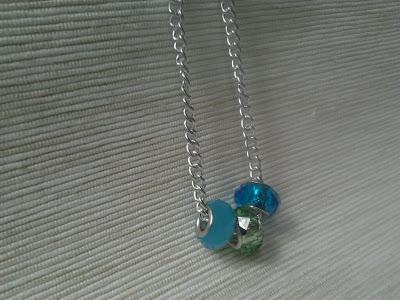 Bracciale bianco e verde, collanina con pendenti azzurro e  collana-gufo