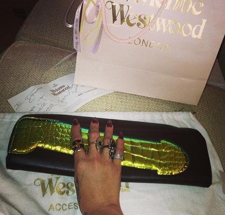 Vivienne Westwood dedica una borsa a Rihanna: un pene di lusso #cockclutch