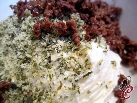 Fagottini di zucchina con crema di ricotta aromatizzata: il saluto all'estate in un piatto fiorito