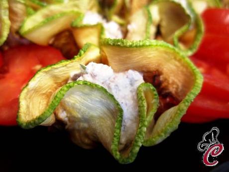 Fagottini di zucchina con crema di ricotta aromatizzata: il saluto all'estate in un piatto fiorito