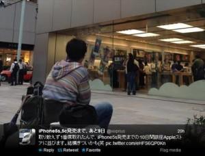 Ragazzo in fila, Ginza Apple Store Tokyo (CREDIT CNET.COM)
