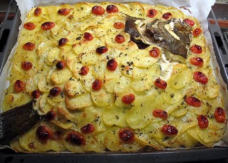 Rombo al forno in manto di patate e pomodorini