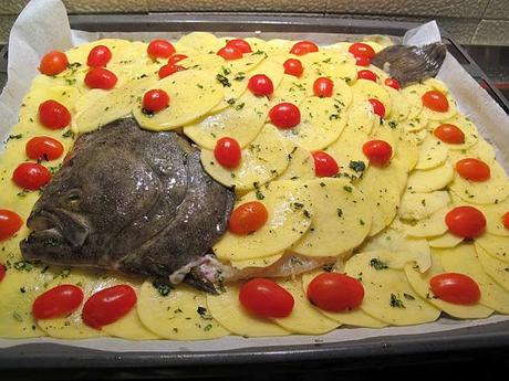 Rombo al forno in manto di patate e pomodorini