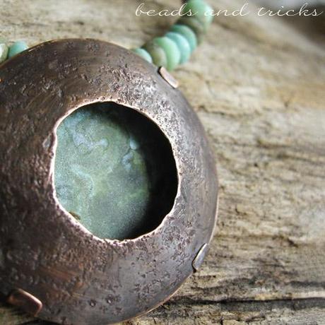 Collana con castone e patina verde su rame. 