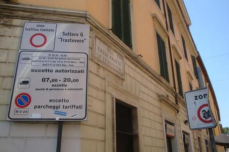 GLI EFFETTI COLLATERALI DELLA ZTL: PERCHE' NON PASSARE ALLE COLONNINE A SCOMPARSA? PECHE' SENNO' IL FURBETTO DI TURNO NON PUO' PIU' SGARRARE...