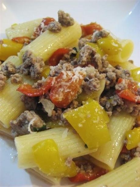 Pasta peperoni e carne macinata presentazione