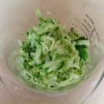 Aggiungere le zucchine agli ingredienti tritati.