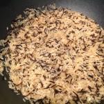 Aggiungere il riso allo scalogno e mantecare per un minuto a fiamma media. (Il riso deve ungersi bene).