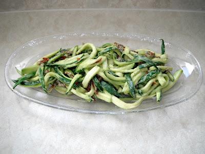 Spaghetti (di zucchina) con finta carbonara (avocado e pomodori secchi)