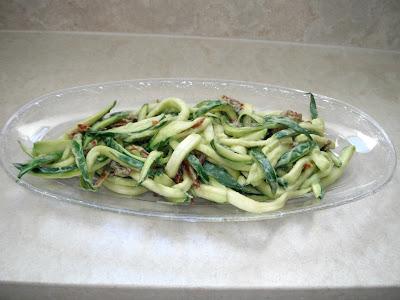 Spaghetti (di zucchina) con finta carbonara (avocado e pomodori secchi)