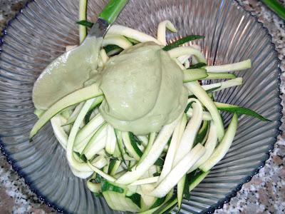 Spaghetti (di zucchina) con finta carbonara (avocado e pomodori secchi)