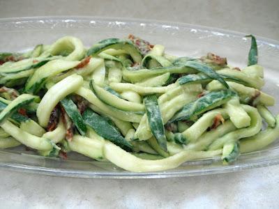 Spaghetti (di zucchina) con finta carbonara (avocado e pomodori secchi)