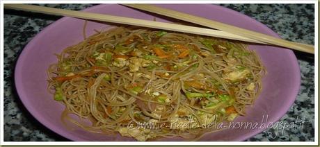 Spaghetti di riso con uova, verdure e peperoncino (10)