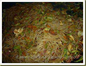 Spaghetti di riso con uova, verdure e peperoncino (8)
