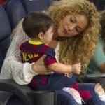 Shakira allo stadio con Milan: papa Gerard è in campo05