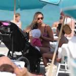 Lola Ponce in spiaggia a Miami con la piccola Erin04