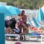 Lola Ponce in spiaggia a Miami con la piccola Erin (foto)