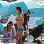 Lola Ponce in spiaggia a Miami con la piccola Erin01