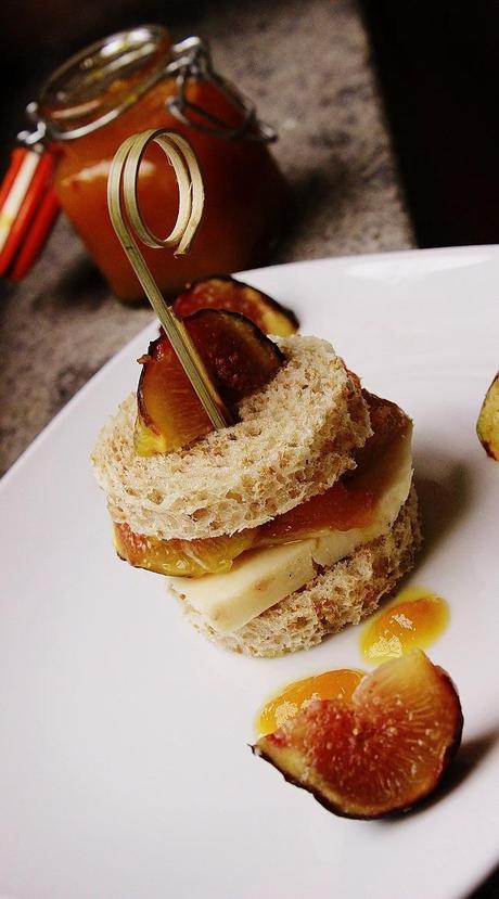 Tartine con Occelli al barolo fichi e Cutney di Mango.