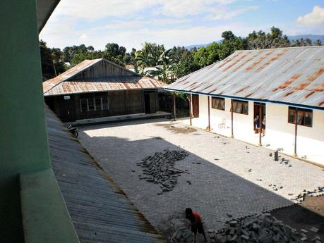 Viaggi in Indonesia: il cortile della scuola