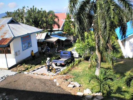 Viaggi in Indonesia: il cortile della scuola