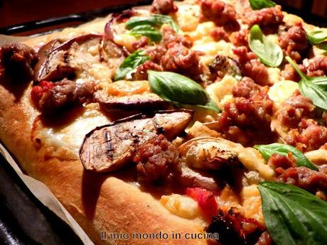 PIZZA con MELANZANE, pomodori secchi, salamella e PECORINO di FOSSA