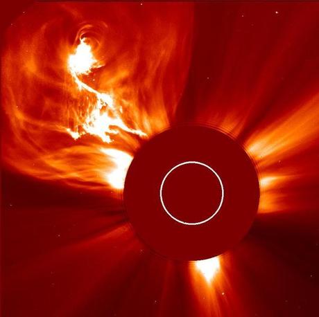 L'immagine originale catturata da SoHo prima di essere colorata. Il cerchi bianco al centro indica approssimativamente le dimensioni del Sole.