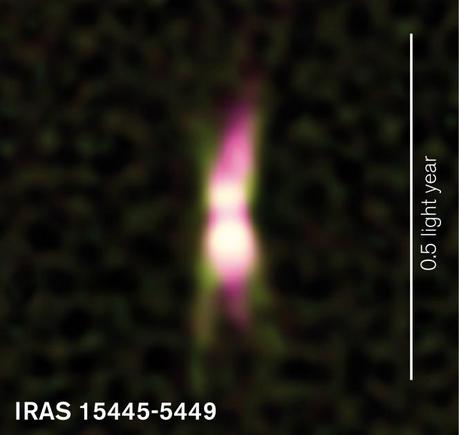 Un getto di particelle energetiche (in magenta) avvolge l'ambiente intorno alla stella IRAS 15.445-5449. (Crediti: E. Lagadec/ESO/A. Pérez Sánchez)