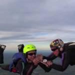 Le consegna l’anello di fidanzamento durante la discesa di skydiving (video)