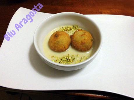 Cromesquis d'escargot au roquefort sur un velouté d'endive, cromesquis di lumache al roquefort su vellutata d'indivia