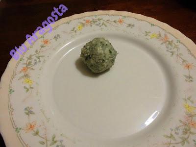 Cromesquis d'escargot au roquefort sur un velouté d'endive, cromesquis di lumache al roquefort su vellutata d'indivia
