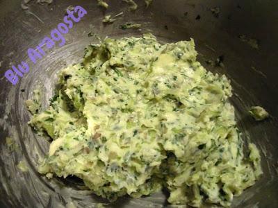 Cromesquis d'escargot au roquefort sur un velouté d'endive, cromesquis di lumache al roquefort su vellutata d'indivia