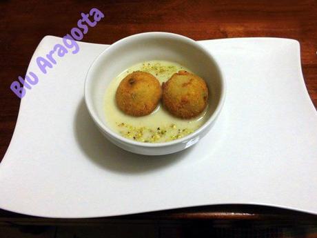 Cromesquis d'escargot au roquefort sur un velouté d'endive, cromesquis di lumache al roquefort su vellutata d'indivia