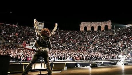 Il fascino di Verona mette in ginocchio Ligabue