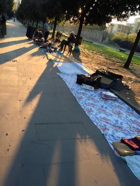 Una favela-suk-mercatino di roba rubata di fronte alla Cattedrale di San Giovanni. In un parco dove giocano bambini e stanno anziani. Uno scandalo nazionale