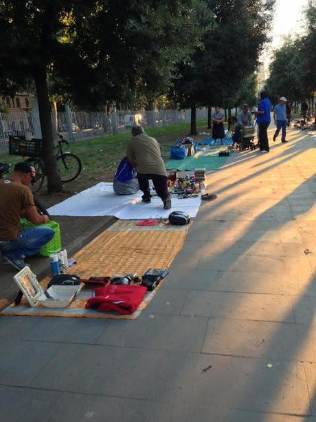 Una favela-suk-mercatino di roba rubata di fronte alla Cattedrale di San Giovanni. In un parco dove giocano bambini e stanno anziani. Uno scandalo nazionale